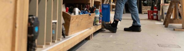 Man in veiligheidsschoenen met Yeren werk sokken op de werkvloer